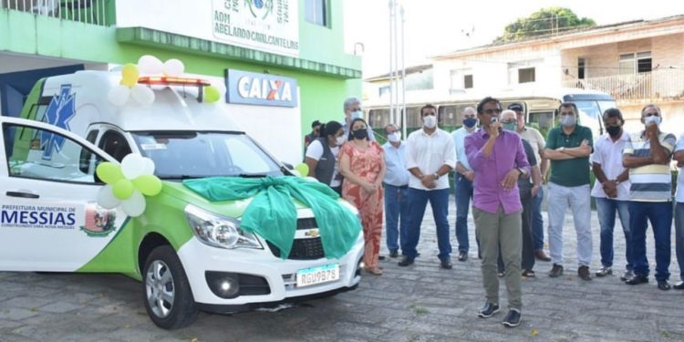 Prefeito de Messias comemora a chegada de ambulância para o município